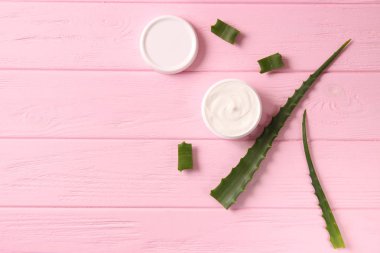 Hafif arka planda aloe vera kremi. Aloe Vera cilt bakımı. Nemlendirici ve cilt bakımı.