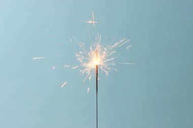 Renkli bir arkaplanda Bengal yangını.