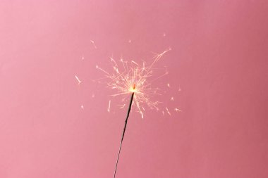 Renkli bir arkaplanda Bengal yangını.