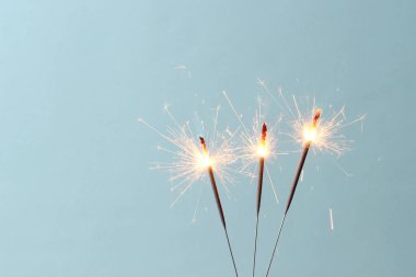 Renkli bir arkaplanda Bengal yangını.