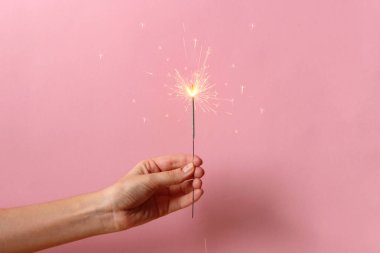 Renkli bir arkaplanda Bengal yangını.