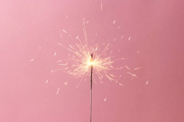 Renkli bir arkaplanda Bengal yangını.