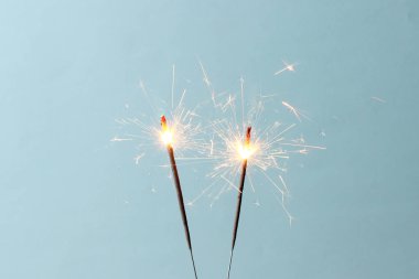 Renkli bir arkaplanda Bengal yangını.