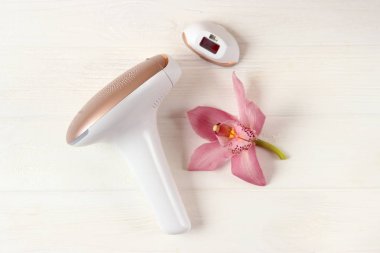 Evde tüy ayıklamak için farklı araçlar..