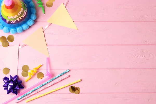 Accessoires Voor Een Feestje Verjaardag Een Gekleurde Achtergrond Bovenaanzicht — Stockfoto