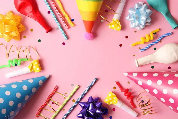 Accesorios Para Una Fiesta Cumpleaños Una Vista Fondo Coloreada — Foto de Stock