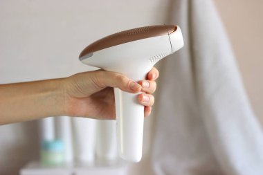 Evdeki cesetten istenmeyen kılları almak için bir takım aletler. Ustura, epilatör, fotoğraf epilatörü, balmumu şeritleri..