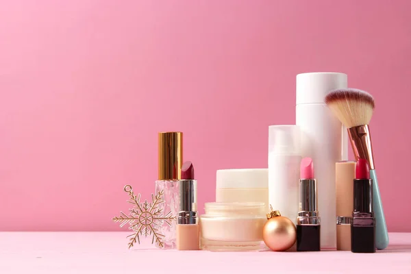 Set Professioneller Dekorativer Kosmetik Und Weihnachtlicher Accessoires Auf Farbigem Hintergrund — Stockfoto