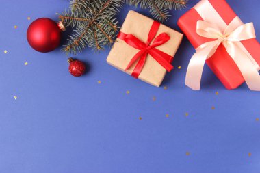Renkli arka plan görünümlü Noel veya Yeni Yıl hediyeleri.