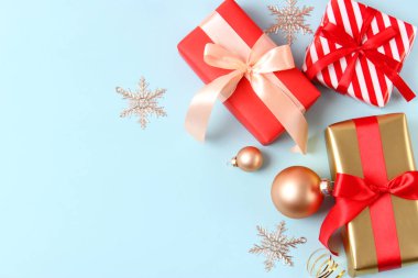 Renkli arka plan görünümlü Noel veya Yeni Yıl hediyeleri.