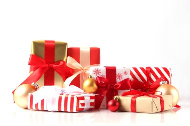 Hafif bir arkaplanda Noel ya da Yeni Yıl hediyeleri.