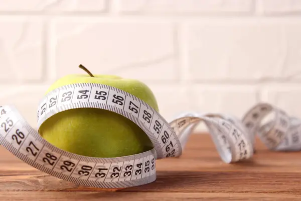 Jablko Měřicí Páska Barevném Pozadí Boční Pohled — Stock fotografie