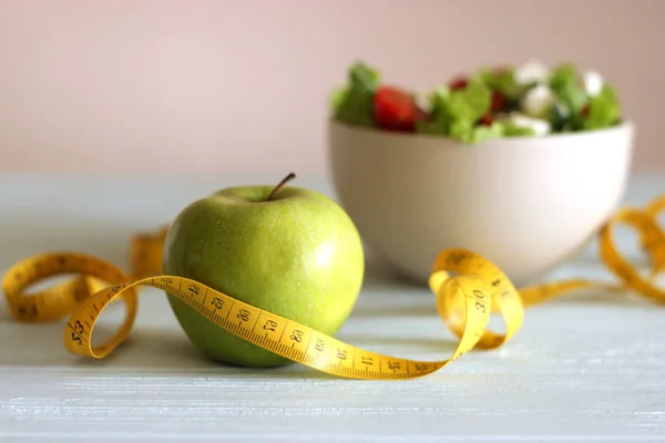 Tape Sla Een Lichte Achtergrond Slimmen Dieet Gezond Voedsel — Stockfoto