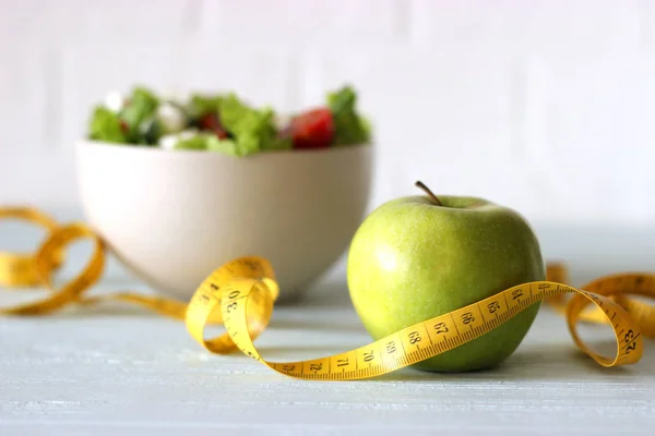 Tape Sla Een Lichte Achtergrond Slimmen Dieet Gezond Voedsel — Stockfoto