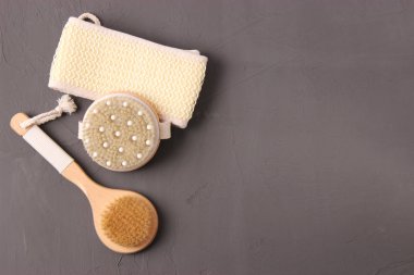 Renkli arkaplan görünümünde kuru masaj için fırça.