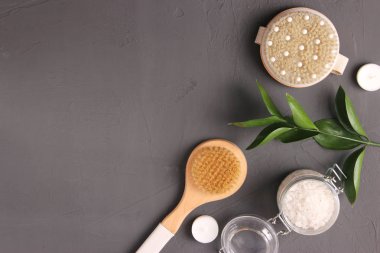 Renkli arkaplan görünümünde kuru masaj için fırça.