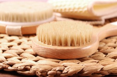 Renkli arkaplan görünümünde kuru masaj için fırça.