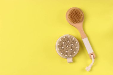 Renkli arkaplan görünümünde kuru masaj için fırça.