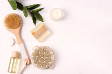 Renkli arkaplan görünümünde kuru masaj için fırça.