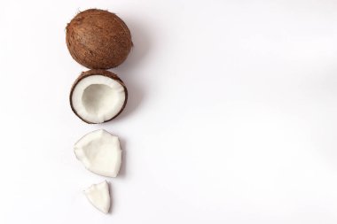 Beyaz arkaplan görünümlü kırık hindistan cevizi.