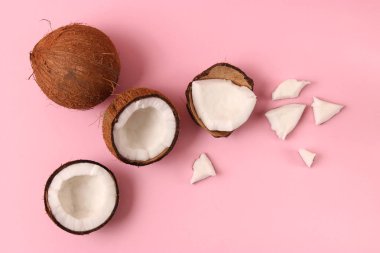 Renkli bir arkaplan görünümünde kırılmış hindistan cevizi.