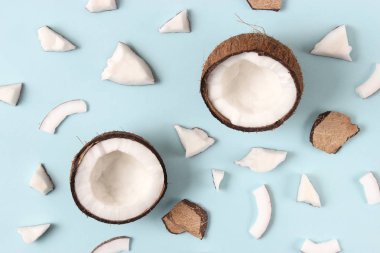 Renkli bir arkaplan görünümünde kırılmış hindistan cevizi.