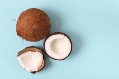 Renkli bir arkaplan görünümünde kırılmış hindistan cevizi.