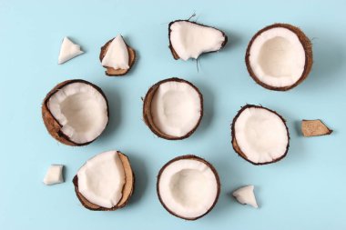 Renkli bir arkaplan görünümünde kırılmış hindistan cevizi.