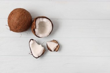 Renkli bir arkaplan görünümünde kırılmış hindistan cevizi.