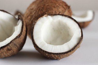 Beyaz arkaplan görünümlü kırık hindistan cevizi.