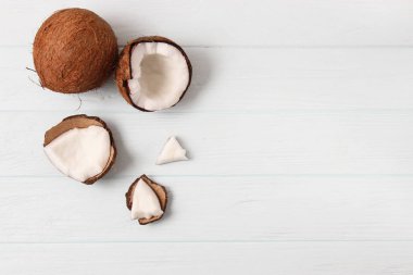 Renkli bir arkaplan görünümünde kırılmış hindistan cevizi.