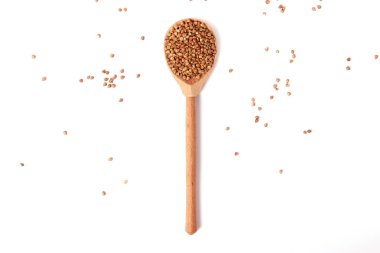 Çiğ karabuğday beyaz üzerinde izole.