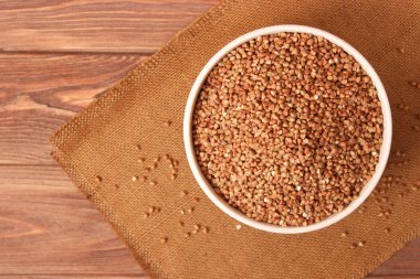 Renkli arkaplanda çiğ karabuğday.