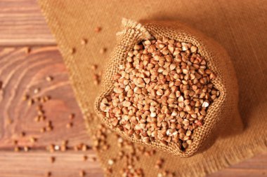 Renkli arkaplanda çiğ karabuğday.