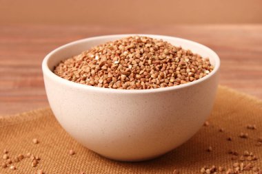 Renkli arkaplanda çiğ karabuğday.