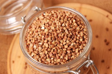 Renkli arkaplanda çiğ karabuğday.