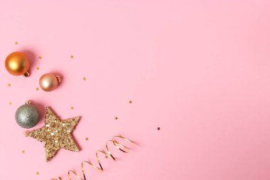 Renkli arka plan görünümlü Noel veya Yeni Yıl aksesuarları. Tatiller, hediyeler, geçmiş, mesajlaşma yeri. Düz çizgi