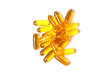 Beyaz arka planda Omega-3 kapsülleri. Balık yağı, sağlıklı besinler.
