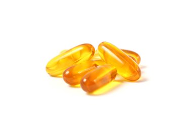 Beyaz arka planda Omega-3 kapsülleri. Balık yağı, sağlıklı besinler.