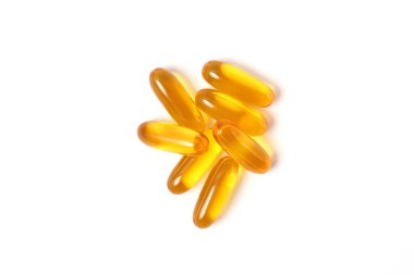 Beyaz arka planda Omega-3 kapsülleri. Balık yağı, sağlıklı besinler.