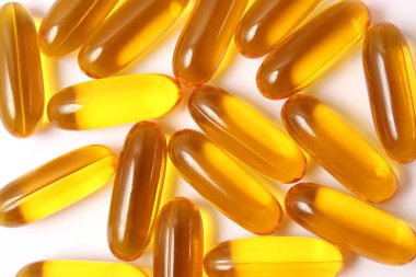 Beyaz arka planda Omega-3 kapsülleri. Balık yağı, sağlıklı besinler.