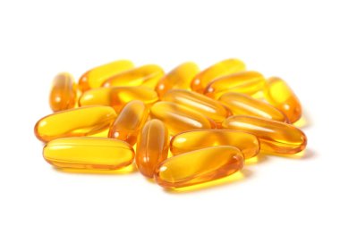 Beyaz arka planda Omega-3 kapsülleri. Balık yağı, sağlıklı besinler.