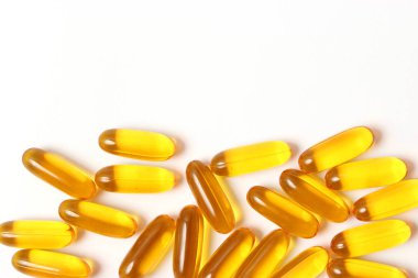 Beyaz arka planda Omega-3 kapsülleri. Balık yağı, sağlıklı besinler.
