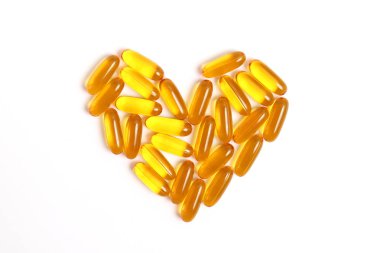 Beyaz arka planda Omega-3 kapsülleri. Balık yağı, sağlıklı besinler.