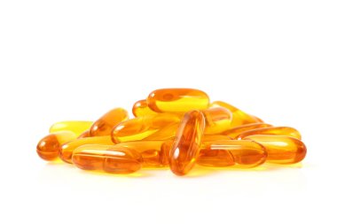 Beyaz arka planda Omega-3 kapsülleri. Balık yağı, sağlıklı besinler.