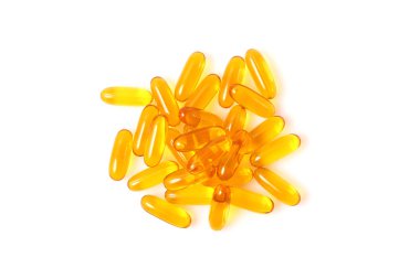 Beyaz arka planda Omega-3 kapsülleri. Balık yağı, sağlıklı besinler.