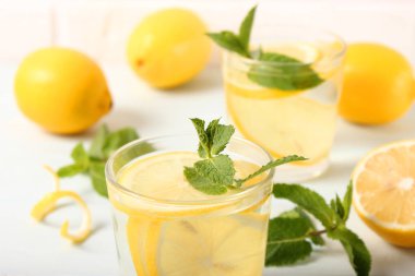 Renkli arka planda limonlu su