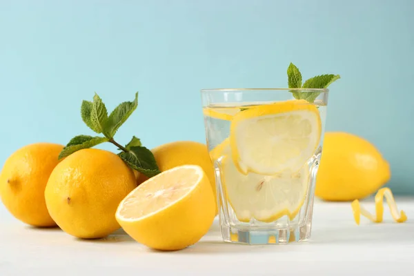 Voda Citronem Barevném Pozadí — Stock fotografie