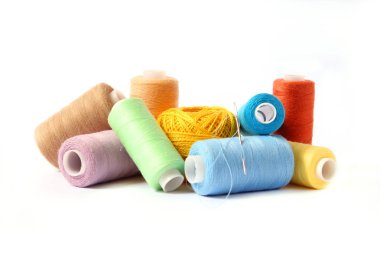 Beyaz arkaplanda iplikler dikiliyor, ayarla