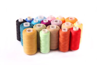 Beyaz arkaplanda iplikler dikiliyor, ayarla